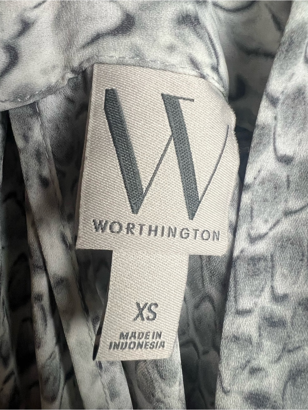 Worthington NWT Snakeskin Print Secretary Bow Blouse Grey Size XS - Picture 4 of 4